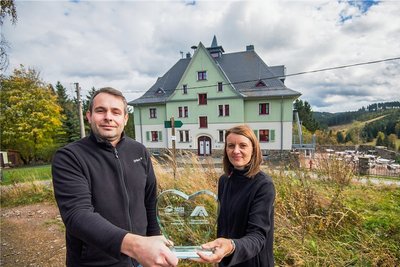 Die Jugendherberge in Johanngeorgenstadt ist Gästeliebling 2020 in Sachsen geworden. Darüber freuen sich Herbergsleiter Michael Hahn und seine Assistentin Sandy Krauß.