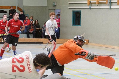 Der 1963 geborene Steffen Jahn stand auch mit über 50 Jahren noch regelmäßig im Kasten der Meeraner Hockeyspieler. Das Bild aus dem Jahr 2014 zeigt ihn bei einer Parade in einem Spiel gegen Potsdam.