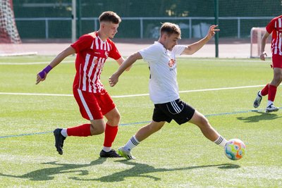 Quirlig und kaum zu stoppen: Pascal Hirschmann (am Ball) läuft Stollbergs Moritz Heuschkel davon.