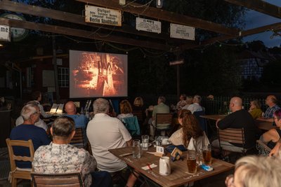 Zur Kino-Nacht auf der Terrasse der Gaststätte „Zum Prellbock“ wurde der Stummfilmklassiker „Nosferatur. Eine Symphonie des Grauens“ gezeigt.