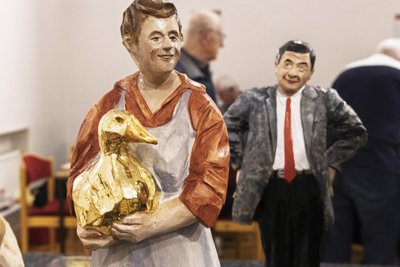Ein Blickfang bei den Erzgebirgischen Schnitzertagen war die Figur des „Dummling“ mit der goldenen Gans aus dem gleichnamigen Märchen – geschnitzt von Helmut Müller vom Schnitz- und Krippenverein Geyer. Die Gans ist mit Blattgold vergoldet.