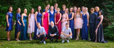 Absolventen der Oberschule Thalheim (von links); 1. Reihe: Max Neubert, Otto Kurt Lehmann, Eddy Krause; 2. Reihe: Klassenleiterin Carolin Schaarschmidt, Eileen Böhme, Selina Altmann, Yasmin Micklitza, Paula Meischner, Hannah Schneider, Sandra Wetzel, Jenny Müller, Lynn Sophie Mohr, Vicky Herold, Lene Saupe, Emma Zimmermann, Maurice Greiling, Güllü Atas; 3. Reihe: Hinten: Willi Sonntag, Felix Weiße, Pascal Bunde, Ronny Steinert, Toni Baumann, Nils Krähmer.