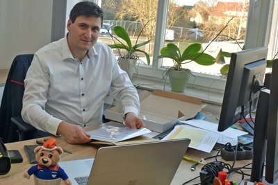 Roy Schlesinger ist Kreisjugendfeuerwehrwart und damit auch Schreibtischarbeiter in Freiberg.