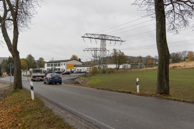 Der in Cranzahl produzierte Strom soll über eine etwa 5,4 Kilometer lange Kabeltrasse am Umspannwerk in Crottendorf ins Netz eingespeist werden.