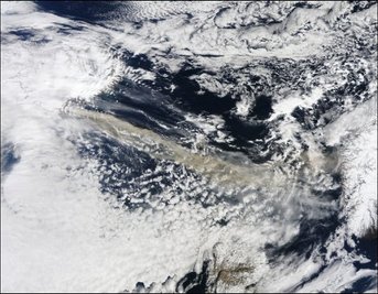Nach dem Ausbruch eines Vulkans unter dem isländischen Gletscher Eyjafjalla am Mittwochmorgen hat sich eine gewaltige Aschewolke über Europa ausgebreitet. Auf dem Satelitenbild ist sie durch die graue Färbung zu erkennen.