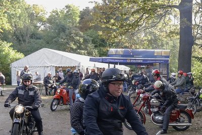Jung und Alt starten mit nostalgischen und modernen Zweirädern zur Tour um Wolkenburg. 