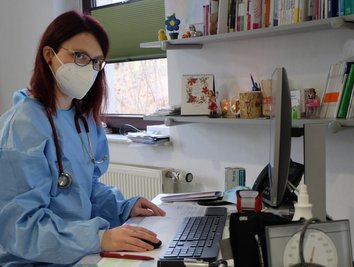 Für Dr. Caroline Zießler ist es schockierend, wie schnell sich die Falschmeldungen über zwei angeblich in ihrer Praxis nach Booster-Impfungen verstorbene Patienten verbreiten. 
