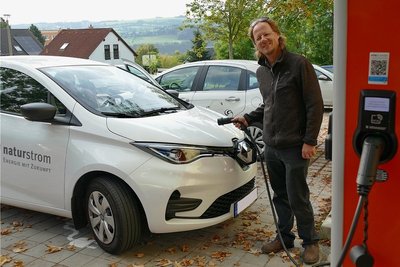 In der Nähe seines Hauses kann Niels Sigmund sein E-Auto an mehreren öffentliche Ladesäulen betanken. Meistens nutzt er jedoch Solarstrom vom eigenen Dach. 