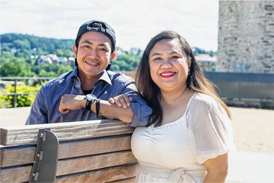 Maximo Lopez und Cathy Losbañes nahmen neben acht Landsleuten ihre Zeugnisse in der Berufsakademie Plauen entgegen, die die Räumlichkeiten für die Veranstaltung stellte.