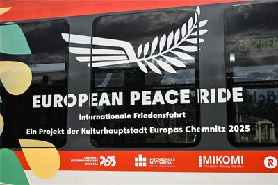 Radenthusiasten fahren Zug. Oder lassen Züge als Werbeträger fahren, wie hier die Erzgebirgsbahn. F