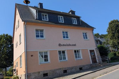 Auch vom Haus Dorfstraße 87, dem früheren Gemeindeamt des Ortsteils Hermannsdorf, will sich die Stadt trennen.