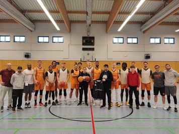 Der TV Goldbach hat den Niners am Donnerstag ein Training ermöglicht. Als Dankeschön gab es Original-Trikots