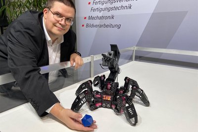 Alexej Schepeljanski ist auch Fußballtrainer. Nur sind seine Spieler Roboter.