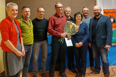 Der aktuelle Vorstand des SV Mühlbach (v. l.): Corinna und Rolf Weinhold, Jan Timmel, Ralf Ludwig, Dieter Zimmermann, Simone Müller und Wilfried Wußling. Die Ehrennadel in Silber überreichte Benjamin Kahlert (r.), der KSB-Geschäftsführer.