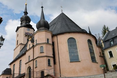 Der Name des Jubiläumsbieres „Königin auf dem Berge“ verweist auf den Standort der Kirche hoch droben über dem Altmarkt.