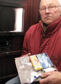 Brandopfer Joachim Spreer zeigt einen Teil der Böller, die fast sein Haus abgefackelt hätten.