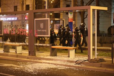 Zerstörte Haltestelle an der Demostrecke.