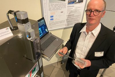 Projektingenieur Christian Siebenhaar zeigt einen Bohrer, in dem mittels Licht in Glasfaser-Elementen Fehlbohrungen verhindert werden können.