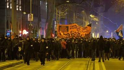 An einer ersten Demo nahmen 1300 Menschen teil.