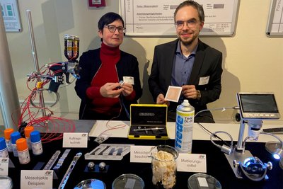 Ines Thon und Jörg Steger können Materialien wegzaubern oder Strom durch nicht leitfähige Stoffe fließen lassen.