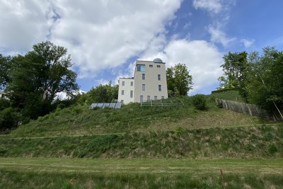 Blick hoch zu einem der schönsten Häuser weit und breit. Das terrassierte Außengelände der kuppelgekrönten Sternwarte wird in Absprache mit den Kindern weiter gestaltet.