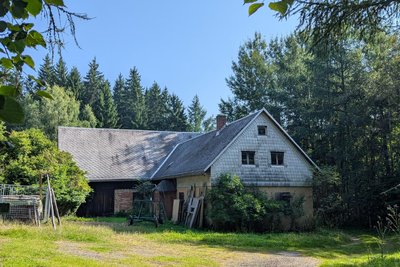 Malerisch, aber marode: die Putenfarm. Das Haus ist etwas abseits der Geyerschen Straße mitten im Wald zu finden.