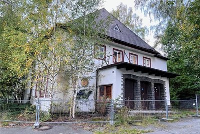 Das frühere Kino im Auerbacher Schulgutweg ist eines der baufälligen privaten Gebäude, gegen die der Gemeinderat gern etwas unternehmen würde. Aber der Gemeindeverwaltung sind die Hände gebunden, lediglich einen Zaun zur Abwehr von Gefahren konnte sie aufstellen. Ein früherer Versuch, das Gebäude zu kaufen, um es abreißen zu können, war aus verschiedenen Gründen gescheitert. 
