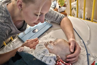 Nils mit seiner Mutter, die ihn nahezu rund um die Uhr auf der Kinderonkologie-Station im Uniklinikum Dresden begleitet.
