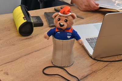 Das Maskottchen Teddy Flori begleitet den Kreisjugendfeuerwehrwart am Schreibtisch in Freiberg - statt eines Räuchermanns.