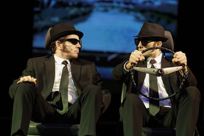 Philipp Andriotis (rechts) mit Friedrich Steinlein in den Blues Brothers. Andriotis bestach am Theater Plauen-Zwickau durch Witz und Charme in komödiantischen Rollen.