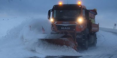 Schneeverwehungen entlang der Bundesstraße 169 zwischen Stützengrün und Hundshübel - selbst der Winterdienst hatte Mühe, durchzukommen.