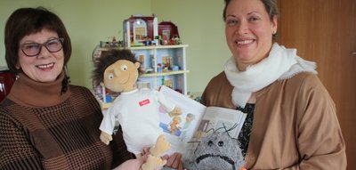 Inge Oehme (links) und Kathleen Theiling helfen im Elternverein. 