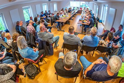 Voller Ratssaal in Pockau-Lengefeld: Viele Lippersdorfer und Reifländer sind gekommen, um sich gegen den Solarpark zu wehren.