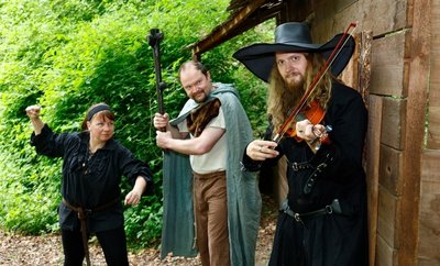 Yves Winkler (rechts) wird als Spielmann auf der Bühne stehen und es auch mit den Räubern Susanne Kießlig und Maik Schönfeld zu tun bekommen. 