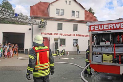 So wie hier mit einem Tag der offenen Tür soll auch mit der Aktion „Vereinslust statt Sofafrust“ für die Mitarbeit in der Beiersdorfer Wehr geworben werden.