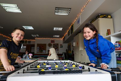 Ben Zierold und Ronja Lemke haben Spaß am Fußballkicker. Sie gehören zu den Kindern und Jugendlichen, die in den Schneeberger Kids-Treff kommen.