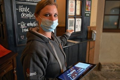Die "Stadtwirtschaft" nimmt die 3G-Kontrolle ernst. Mitarbeiterin Corina Lossau führt die Gäste an den Tisch.