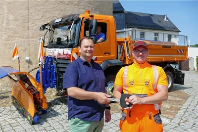 Bauhof-Mitarbeiter Fritz Engert (rechts) erhält von Martin Neutschmann symbolisch den Fahrzeugschlüssel.