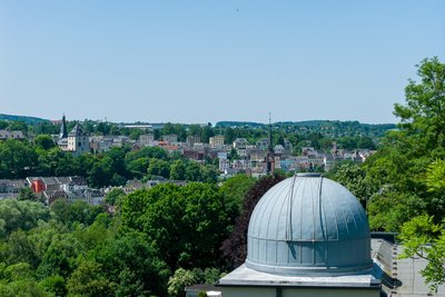 Links die Burg, im Tal die Kirchturmspitze. Die Kuppel wurde 1967 installiert. Gebaut wurde sie ein paar Meter nebenan - im VEB Apparatebau von der Brigade „Friedrich Engels“.