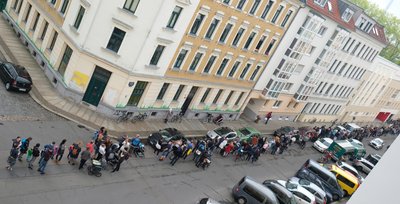 Mehrere hundert Menschen standen am Samstag in Leipzig im Stadtteil Südvorstadt an einer im Bau befindlichen Kindertagesstätte der Johanniter-Unfall-Hilfe e.V. an, um einen Platz zu bekommen.