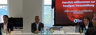 Beim Forum zur Landratswahl trafen die Kandidaten Sven Liebhauser, Dirk Neubauer und Rolf Weigand (von links) am Mittwochabend im Mittweidaer Innovationszentrum Werkbank 32 erstmals öffentlich aufeinander. 