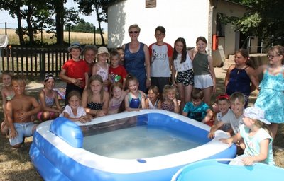 Die 22 Kinder des Gablenzer Kindergartens konnten sich in drei kleinen Pools etwas abkühlen. 