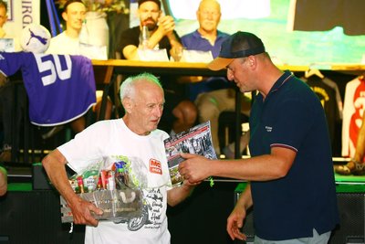 Jörg Geißler (l.) wurde vom Vereinsvorsitzenden des MSC Börnichen, David Arnold, für jahrzehntelanges Engagement ausgezeichnet.