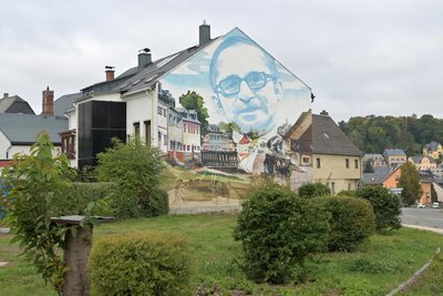 In Neustädtel ist Werner Kempf an einer Hausfassade verewigt. Der Platz davor soll ihm gewidmet werden.