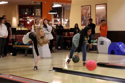 Das Bowlingturnier, hier im Bild Marijke (vorn l.) und Chinchu, hat allen Spaß gemacht.