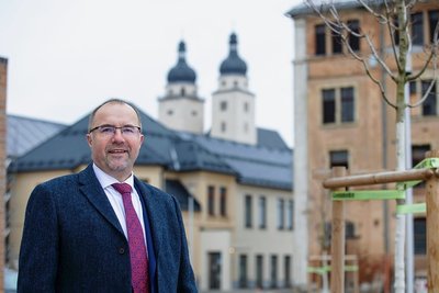 Die Elsteraue entwickelt sich zum neuen Stadtquartier: Plauens neuer OB Steffen Zenner eröffnete dort jüngst eine neue Kita (hinten links im Bild), der Software-Konzern GK Software kaufte zudem die benachbarte Hempelsche Fabrik (rechts im Bild). 