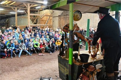 Bei der Vorstellung von Puppenspieler Christopher vom Alauenberg waren alle Plätze von Kindern belegt. 