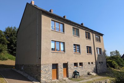 Die Dorfstraße 144 in Hermannsdorf ist laut Stadt komplett vermietet, soll aber trotzdem verkauft werden.