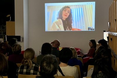 Die Autorin Asha Hedayati war über Video zugeschaltet.