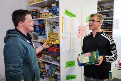 Emanuel Förster (links) und Lenny Gries in der sogenannten Ludothek im Bürgerhaus Aue. In diesem Spieleverleih gibt es 700 verschiedene Spiele zum Ausleihen.